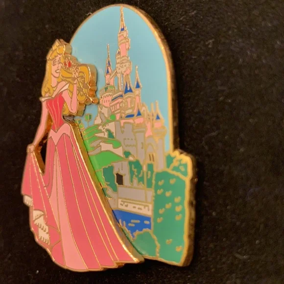 Disney pin LE 250 Aurora Pin-on-Pin with Dimensional Castle LE 250 on card Pin - Picture 3 of 8